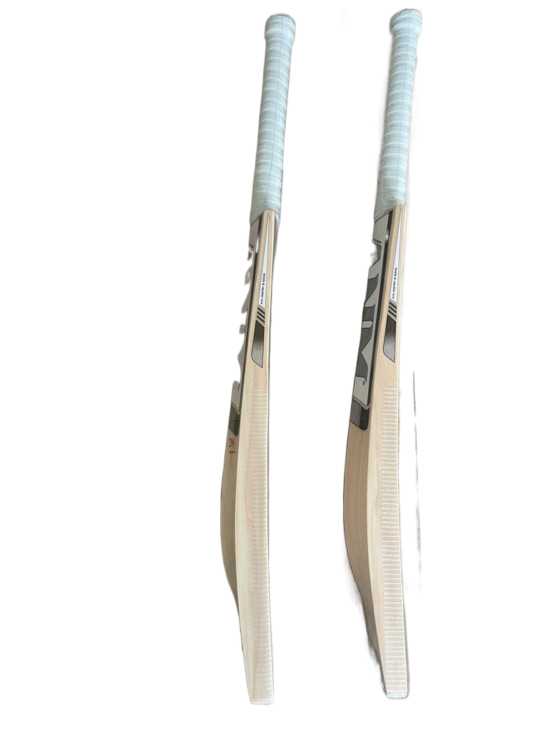 Close-Up of Willow Grain: Detailed view of the bat's 7-10 straight grains showcasing its premium English willow quality and durability.