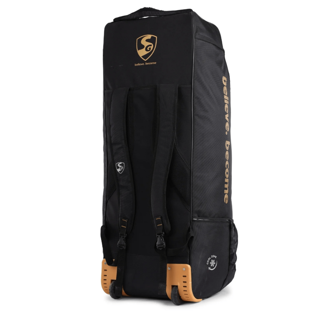 SG 22 Yard X1 Duffle Wheelie – Padded shoulder straps and sturdy handle for comfortable carrying.