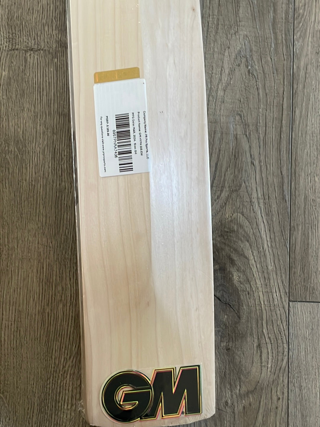English Willow: Crafted from premium-grade English willow for superior durability and performance