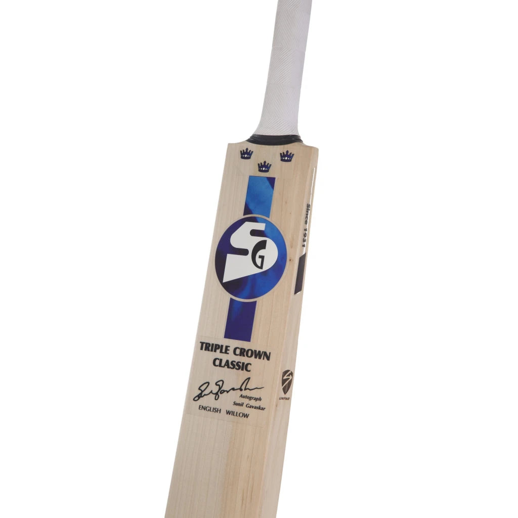 Full-Length Bat: Full-length view of the bat, highlighting its 85.7 cm (33.7 inches) length, ideal for players aged 15+ years.